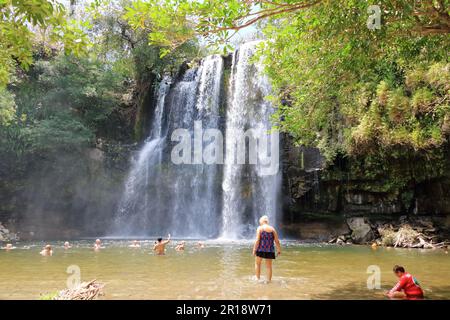 10 mars 2023 - Bagas, Guanacaste au Costa Rica: Les gens aiment jouer et nager à Llanos la cascade de Cortes à Bagas Banque D'Images