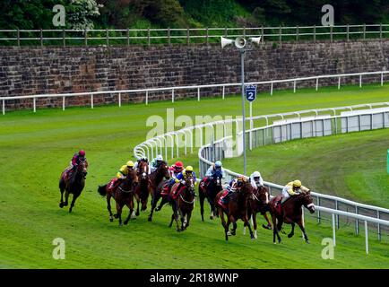 Les coureurs et les cavaliers en action lors de leur compétition dans le CAA Stellar Earl Grosvenor Handicap lors du festival de mai Boothes Tote Chester Cup Day à l'hippodrome de Chester. Date de la photo: Vendredi 12 mai 2023. Banque D'Images