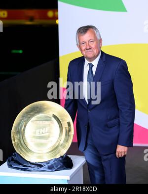 Michael WIEDERER (Président EHF) avec le nouveau trophée EM, handball, tirage au sort pour le Championnat d'Europe 2024, sur 10 mai 2023 à Düsseldorf/Allemagne. Banque D'Images