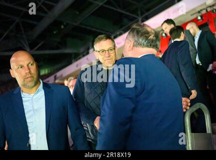 L'entraîneur/entraîneur fédéral Alfred GISLASON (GER) accueille Andreas MICHELMANN r. (DHB, Président), l. Axel KROMER (DHB, directeur sportif) handball, tirage au sort pour le Championnat d'Europe 2024, sur 10 mai 2023 à Düsseldorf/Allemagne. Banque D'Images