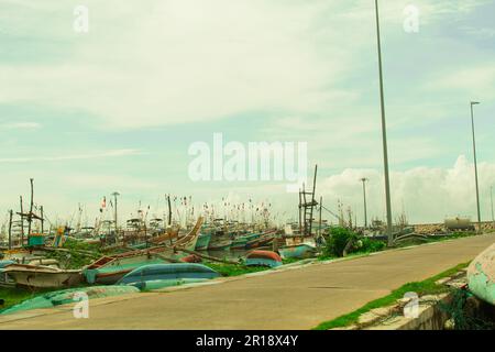 Port avec bateaux de pêche sous un beau ciel nuageux Banque D'Images