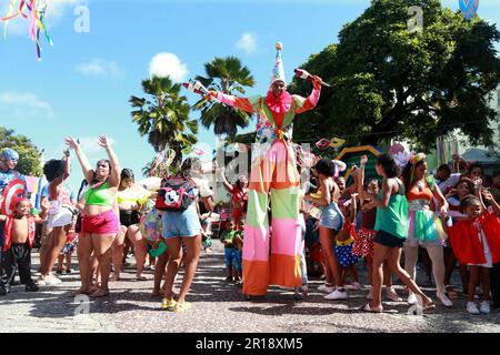 salvador, bahia, brésil - 1 janvier 2023 : les enfants s'amusent à Pelourinho pendant le carnaval dans la ville de Salvador. Banque D'Images