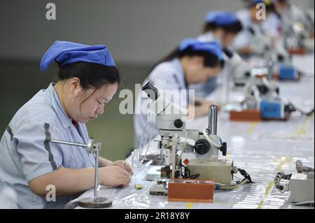 Suqian, Chine. 11th mai 2023. SUQIAN, CHINE - 11 MAI 2023 - les travailleurs produisent des composants électroniques sur une chaîne de production dans une usine d'électronique à Suqian, dans la province de Jiangsu, en Chine orientale, au 11 mai 2023. (Photo par Costfoto/NurPhoto) crédit: NurPhoto SRL/Alay Live News Banque D'Images