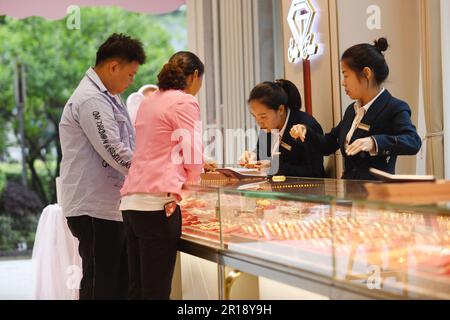 Renhuai, Chine. 11th mai 2023. RENHUAI, CHINE - le 11 MAI 2023 - les consommateurs achètent des ornements en or dans un magasin d'or de la ville de Renhuai, dans la province de Guizhou, dans le sud-ouest de la Chine, au 11 mai 2023. Les réserves d'or de la Chine ont augmenté de 260 000 onces d'un mois à l'autre, pour atteindre 66,76 millions d'onces à la fin du mois d'avril, le sixième mois consécutif d'augmentation, a montré les données de la banque centrale. (Photo par Costfoto/NurPhoto) crédit: NurPhoto SRL/Alay Live News Banque D'Images