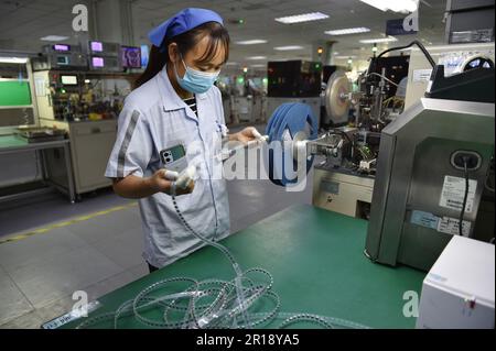 Suqian, Chine. 11th mai 2023. SUQIAN, CHINE - 11 MAI 2023 - Un travailleur produit des composants électroniques sur la chaîne de production dans une usine d'électronique à Suqian, dans la province de Jiangsu, en Chine orientale, au 11 mai 2023. (Photo par Costfoto/NurPhoto) crédit: NurPhoto SRL/Alay Live News Banque D'Images