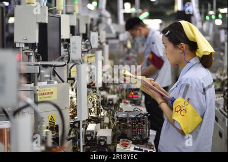 Suqian, Chine. 11th mai 2023. SUQIAN, CHINE - 11 MAI 2023 - les travailleurs produisent des composants électroniques sur une chaîne de production dans une usine d'électronique à Suqian, dans la province de Jiangsu, en Chine orientale, au 11 mai 2023. (Photo par Costfoto/NurPhoto) crédit: NurPhoto SRL/Alay Live News Banque D'Images