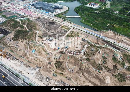 SHANGHAI, CHINE - 10 MAI 2023 - une vue aérienne montre le projet des « montagnes jumelles » en cours de construction au parc culturel de l'exposition universelle de Shanghai à Shanghai, en Chine orientale, à 10 mai 2023. Le projet 'Twin Mountains' du Parc culturel de l'exposition universelle de Shanghai adopte la configuration de la montagne, qui utilise la cavité structurale pour former les caractéristiques continues de la forme de montagne. Du fond de la montagne au sommet de la montagne, elle est recouverte de terre de plantation et d'une variété de végétation pour former une montagne artificielle. Les 'montagnes Twin' de Shanghai est la première imitation artificielle creuse d'un protocole d'entente naturel Banque D'Images