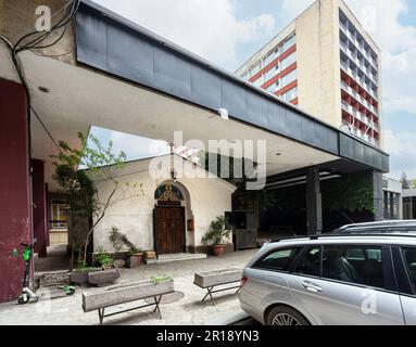 Sofia, Bulgarie. Mai 2023. Vue extérieure de la petite rue Nicholas l'église Wonderworker parmi les bâtiments du centre-ville Banque D'Images