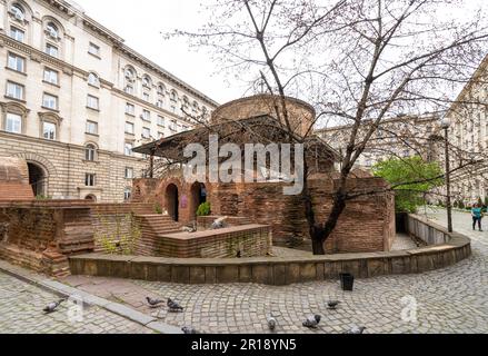 Sofia, Bulgarie. Mai 2023. Vue sur l'église de Saint-Laurent George et la réserve historique et archéologique de Serdika - Sredets dans le centre-ville Banque D'Images