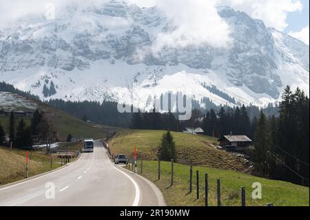 Une vue panoramique sur les voitures sur la route contre la montagne Santis dans le massif de l'Alpstein en Suisse Banque D'Images