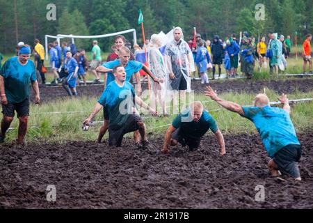 SWAMP SOCCER, FINLANDE, 2014 : les joueurs célèbrent le succès de leur équipe. Championnat du monde annuel de football des marais 2014 à Ukkohalla à Hyrnsalmi, Finlande. Photographie : Rob Watkins. INFO : Swamp Soccer est un phénomène sportif décalé et boueux. Jouée sur des terrains marécageux, cette adaptation du football ajoute une touche divertissante. Les participants se délectent du désordre, transformant un sport traditionnel en une expérience humoristique et mémorable qui attire les joueurs et les spectateurs. Banque D'Images