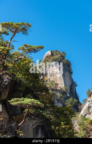 Rock Kakuenbou, une montagne rocheuse massive. Symbole de la gorge de Mitake Shosenkyo. Attractions touristiques populaires. Vue sur le paysage du feuillage d'automne par beau temps. K Banque D'Images