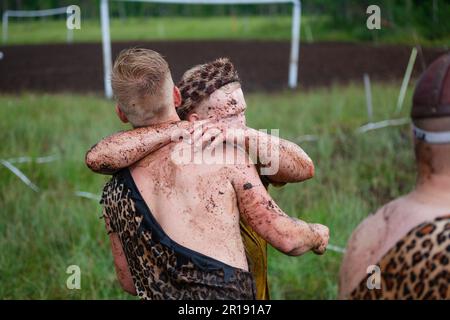 SWAMP SOCCER, FINLANDE, 2014 : les joueurs célèbrent le succès de leur équipe. Championnat du monde annuel de football des marais 2014 à Ukkohalla à Hyrnsalmi, Finlande. Photographie : Rob Watkins. INFO : Swamp Soccer est un phénomène sportif décalé et boueux. Jouée sur des terrains marécageux, cette adaptation du football ajoute une touche divertissante. Les participants se délectent du désordre, transformant un sport traditionnel en une expérience humoristique et mémorable qui attire les joueurs et les spectateurs. Banque D'Images