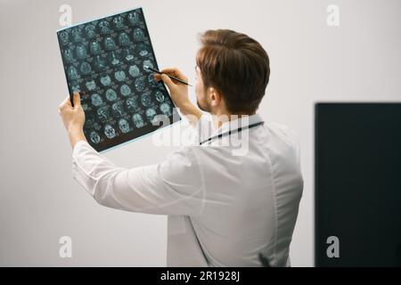 Le médecin analyse un examen IRM du cerveau Banque D'Images