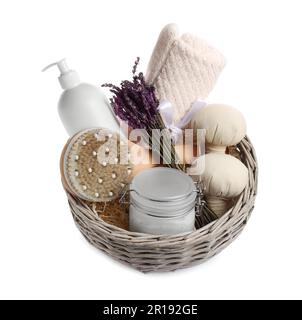 Ensemble cadeau spa de différents produits de luxe dans un panier en osier sur fond blanc Banque D'Images