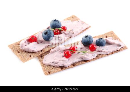 Délicieux croque-monsieur avec fromage à la crème, bleuets, raisins de Corinthe rouges et thym sur fond blanc Banque D'Images