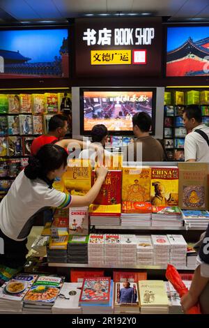 Librairie / magasins / shopping dans le hall de hall du terminal des départs de l'aéroport international de Beijing Capital PRC. Chine. (125) Banque D'Images