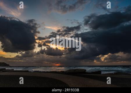 Coucher de soleil tel Aviv décembre 2022 une tempête a passé laissant un magnifique paysage marin debout Banque D'Images