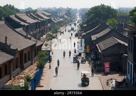 Vue sur la rue principale qui traverse le centre-ville, en été soleil / soleil / jour ensoleillé, à Pingyao, officiellement ville ancienne de Pingyao dans le centre de Shanxi, en Chine. PRC. Vue depuis les murs de la ville. (125) Banque D'Images