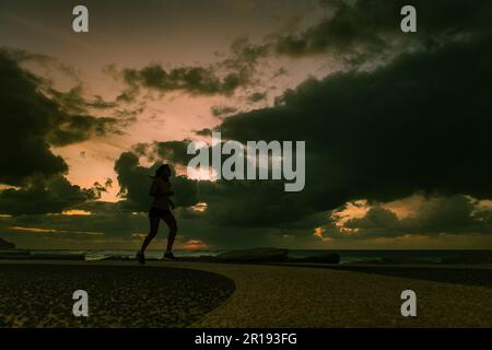 Coucher de soleil tel Aviv décembre 2022 tempête est passée sur la tempête a passé le paysage Banque D'Images