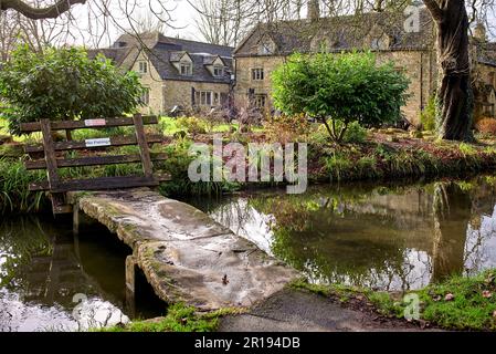 Passerelle en pierre au-dessus du River Eye dans le village des Cotswolds de Lower Slaughter, Gloucestershire, Angleterre Banque D'Images