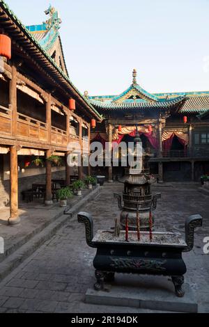 Brûleur de fumée dans la cour et devant les bâtiments au Temple du Dieu de la ville de Pingyao, temple taoïste bien conservé situé dans le comté de Pingyao, province de Shanxi, Chine. (125) Banque D'Images