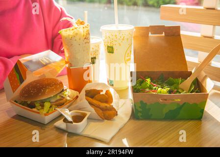 VARSOVIE, POLOGNE - 16 SEPTEMBRE 2022 : hamburger Big Mac, pommes de terre frites et boissons froides à table dans le café McDonald's. Banque D'Images