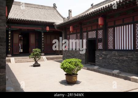 Cour ensoleillée en plein air au musée du gouvernement du comté de Pingyao, officiellement, la ville ancienne de Pingyao, ville fortifiée dans le centre de Shanxi, en Chine. PRC. (125) Banque D'Images