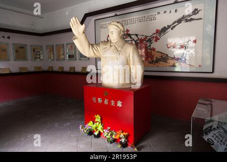 Statue d'un bras héroïque agitant le président Mao Tsé-toung / Mao Tse-Tung de ses jours comme chef de la Chine RPC. Pingyao, Jinzhong, Shanxi, Chine, RPC. (125) Banque D'Images