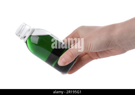 Femme versant du sirop à partir d'une bouteille isolée sur blanc, gros plan. Médicaments contre la toux et le rhume Banque D'Images