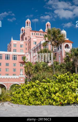 St. Pete Beach, FL, US-23 avril 2023 : l'hôtel historique Don Cesar connu sous le nom de Palais rose de St. Pete Beach qui a ouvert ses portes en 1928. Banque D'Images