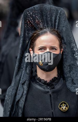 A membres de la Cofradía del Cristo del Gran Poder lors d'une procession Semana Santa à Leon, Espagne Banque D'Images