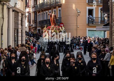 Membres de la Cofradía del Cristo del Gran Poder cary a Paso à travers les rues de Leon pendant Semana Santa, Espagne Banque D'Images