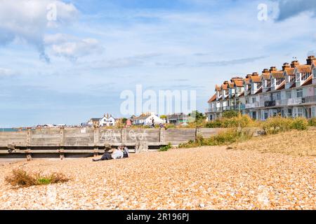 Les gens qui profitent du soleil sur la plage de Whitstable, Kent, Angleterre Banque D'Images