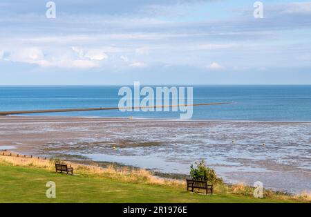 Vue vers la rue, une bande de galets d'environ un demi-mile (750m) de long qui est exposée à marée basse, plage de Tankerton, près de Whitstable, Kent, Angleterre Banque D'Images