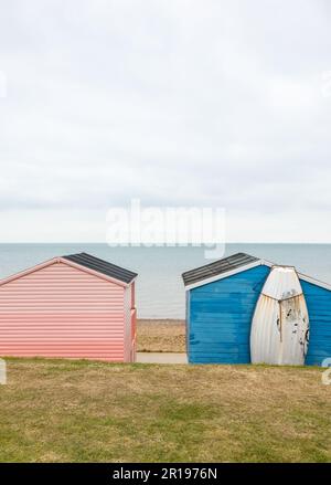 Cabanes de plage sur la plage de Tankerton, près de Whitstable, Kent, Angleterre Banque D'Images
