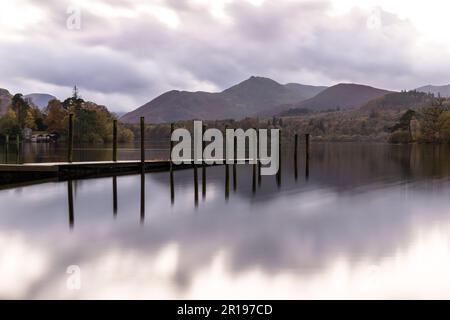Coucher de soleil sur Derwentwater, parc national du Lake District, Cumbria, Angleterre Banque D'Images