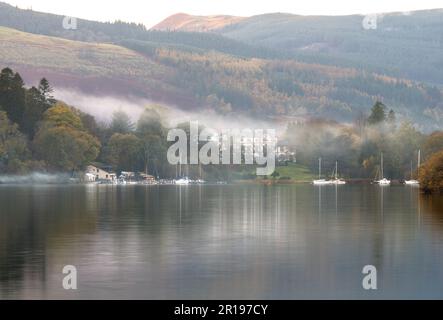 Vues vers Derwent Water Marina au coucher du soleil, Derwentwater, Lake District National Park, Cumbria, Angleterre Banque D'Images