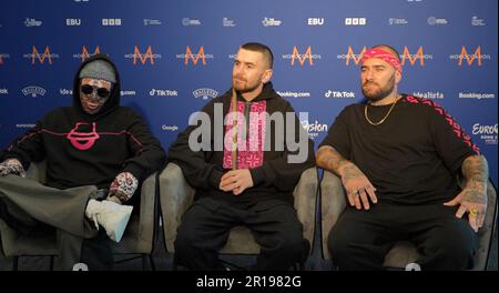 (De gauche à droite) MC KylymMen, Piper Tymofii Muzychuk et chanteur de soutien Sasha Tab des champions en titre de l'Eurovision Kalush Orchestra, S’exprimant à Liverpool où ils ont dit que le président Volodymyr Zelensky aurait seulement voulu remercier le peuple britannique d’avoir accueilli le concours s’il avait été autorisé à prendre la parole au cours de la grande finale. L'Eurovision Broadcasting Union, qui produit l'événement, a empêché M. Zelensky de donner une adresse à distance aux millions de spectateurs de l'événement samedi soir pour des raisons de politisation du concours. Date de la photo: Vendredi 12 mai 2023. Banque D'Images