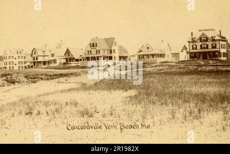 Carte postale photographique vintage des maisons de Concordville Beach à York, Maine, vers 1910. Banque D'Images