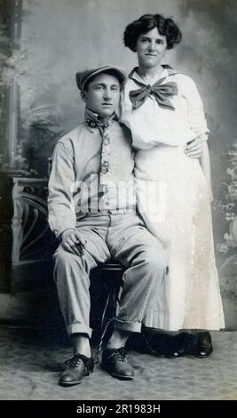 Photographie vintage d'un jeune homme et d'une jeune femme, vers 1920. Banque D'Images