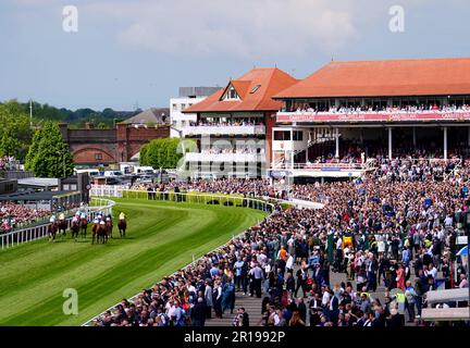 Les coureurs et les cavaliers en action lors de leur compétition dans le CAA Stellar Earl Grosvenor Handicap lors du festival de mai Boothes Tote Chester Cup Day à l'hippodrome de Chester. Date de la photo: Vendredi 12 mai 2023. Banque D'Images