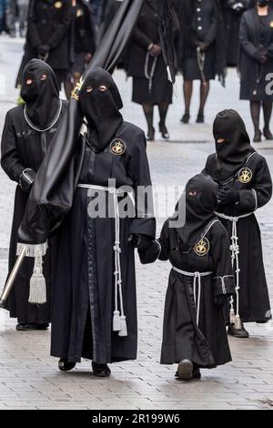 Membres de la Cofradía del Cristo del Gran Poder lors d'une procession Semana Santa à Leon, Espagne Banque D'Images
