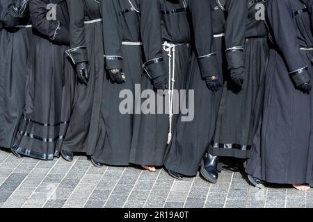 Les membres de la Cofradía del Cristo del Gran Poder portent un Paso lors d'une procession Semana Santa à Leon, en Espagne Banque D'Images
