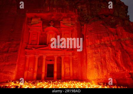 Jordanie. Petra ville archéologique. Al Khazneh (le Trésor) la nuit avec des bougies Banque D'Images