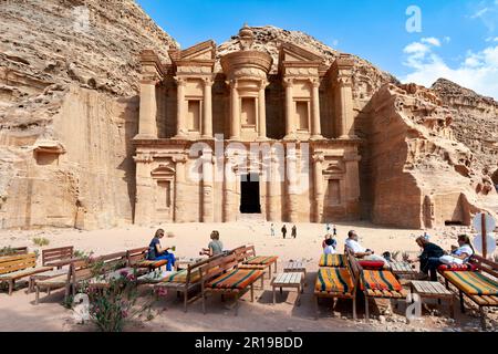 Jordanie. Site archéologique de Petra. Ad Deir. Les touristes prenant le thé en face du monastère Banque D'Images