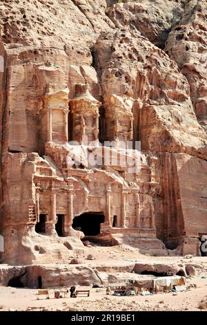 Jordanie. Site archéologique de Petra. Les tombes royales. Tombeau de l'urne Banque D'Images