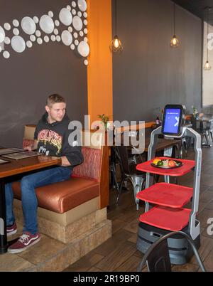 Troy, Michigan - Un robot Richtec Robotics Matradee livre de la nourriture aux convives du Pho-Shi, un restaurant fusion asiatique. Banque D'Images