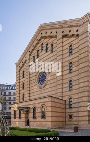 Budapest, Hongrie - 25 novembre 2022 : façade arrière de la grande synagogue de Budapest, Hongrie. Banque D'Images