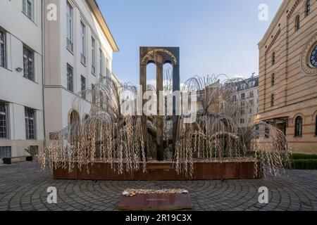 Budapest, Hongrie - 25 novembre 2022 : le petit saule mémorial de l'holocauste par la grande synagogue de Budapest. Banque D'Images